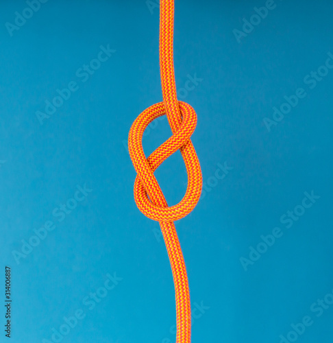 Reliable node for belaying.