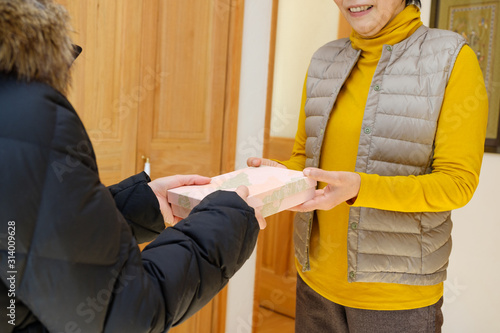 Foto お土産　贈り物　プレゼント　手渡し　帰省　