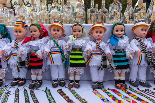 Photo Romanian handmade puppets with traditional folk costumes from Maramures