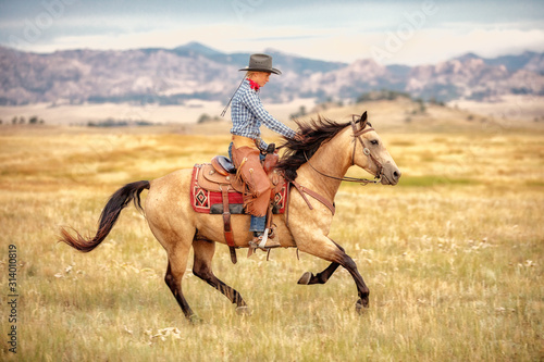 Bild auf Leinwand Cowgirl on Buckskin