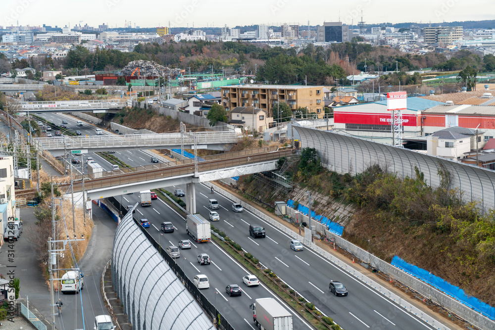 神奈川県の大和トンネル付近Uターンラッシュで混雑する東名高速道路