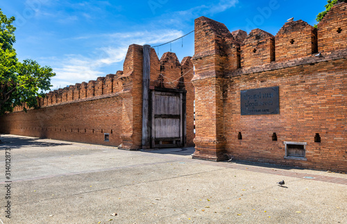 Tableau sur toile Tha Phae Gate Chiang Mai old city ancient wall and moat in Chiang Mai Northern Thailand