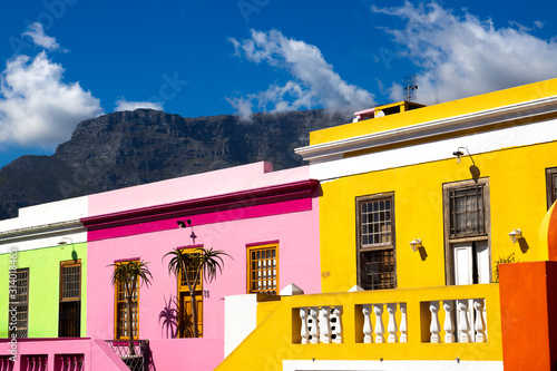 Foto Colored houses in Bo Kapp, a district of Cape Town, South Africa known for it's