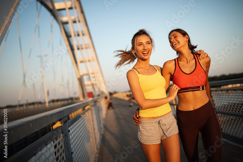 Fitness  sport  people  exercising and healthy lifestyle concept. Happy fit friends working out
