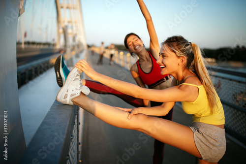 Fitness  sport  people  exercising and healthy lifestyle concept. Happy fit friends working out