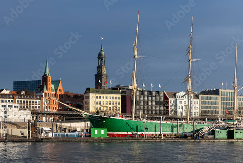 Hamburg Landungsbrücken Elbe Hafen Silhouette Hafenpromenade Hauptkirche St. Michaelis Ufer Anleger Michel Panorama Sehenswürdigkeit Tourismus Museumsschiff Segelschiff Dreimaster Rickmer Rickmers photo