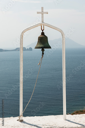 Glocke vor Meereshintergrund, Insel Milos, Griechenland