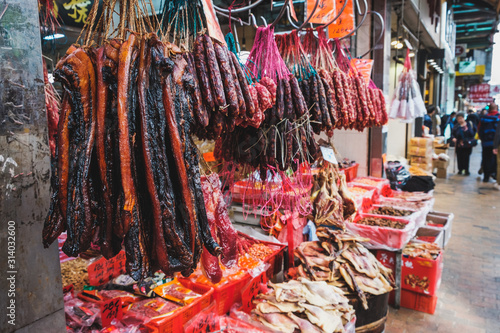 Foto Sausage and meat hanging in traditional butchery street market  in Hong Kong