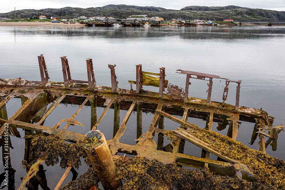 Φωτογραφία Russia, Arctic, Kola Peninsula, Barents Sea, Teriberka: Rusty abandoned fishing boat shipwreck at low tide near the historical fishing harbor of the old Russian settlement small fishing village