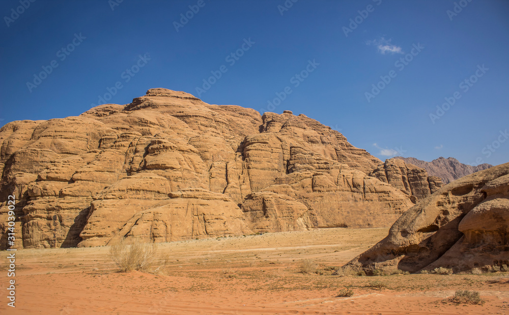 Φωτογραφία aerial top view desert landscape of Jordanian Wadi Rum famous touristic destinat