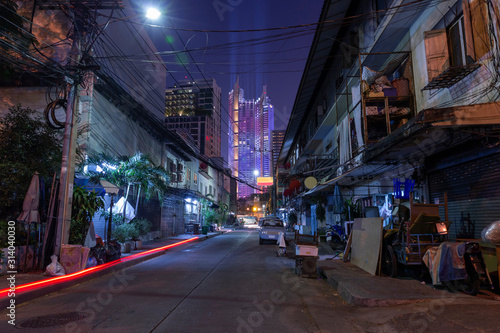 Fototapeta Naklejka Na Ścianę i Meble -  Car Lights passing by a small street in bangkok