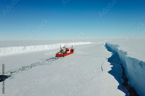 Fotografía Ice-enpalled naldo, ice breaking ship.