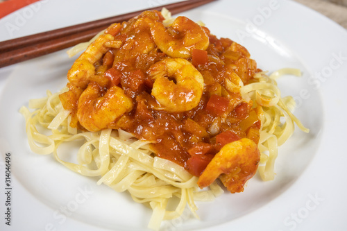 crevettes sauce aigre-douce et nouilles photo