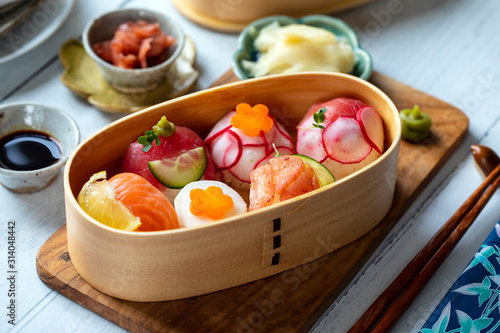 Foto Temari sushi balls with salmon, tuna and vegetables