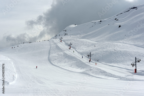 Remonte-pentes dans une station de ski