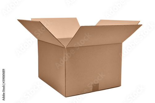 Otwarte pudełko kartonowe na białym tle © piotrszczepanek