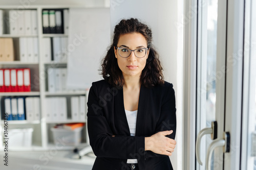 Foto Serious young woman staring intently at the camera