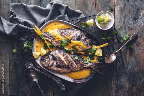 Foto Dorades Grillées et Sauce de Curry Jaune Thaï