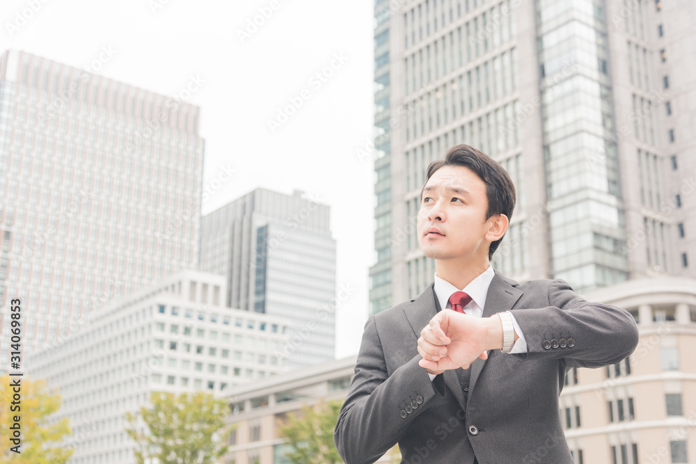 腕時計を見るビジネスマン 腕時計を見るビジネスマン