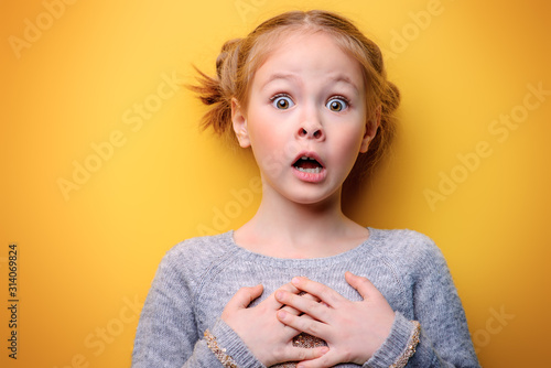 Quadro su tela portrait of a scared girl