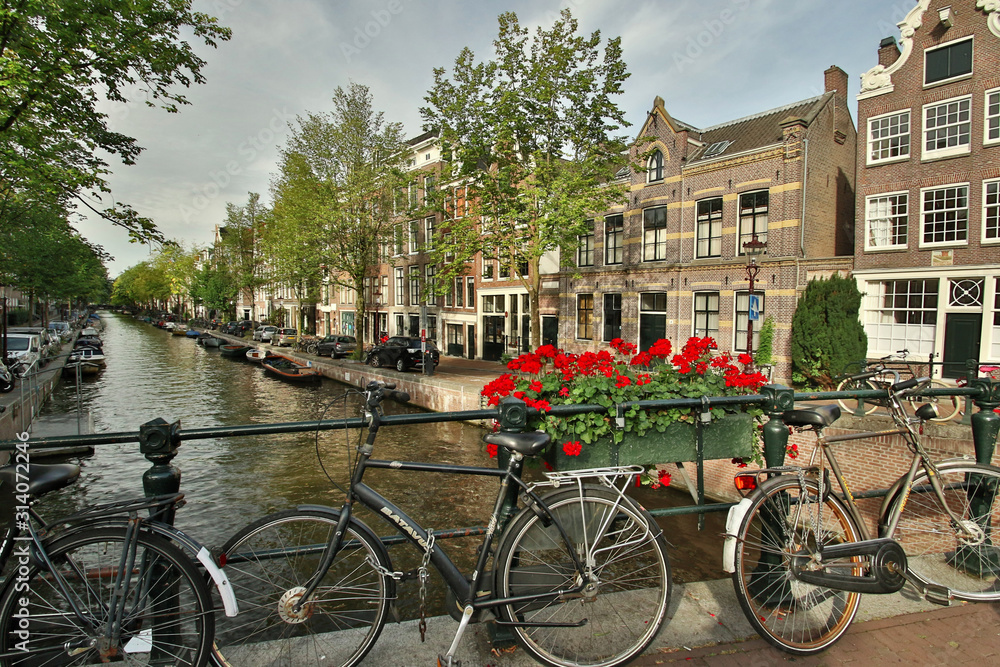canal et velo Amsterdam