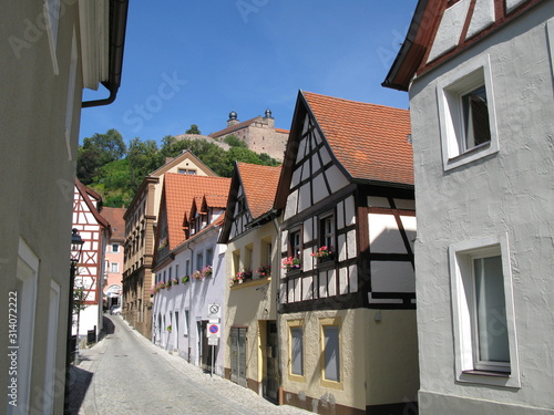 Unteres Stadtgäßchen in Kulmbach, mit Blick zur Plassenburg