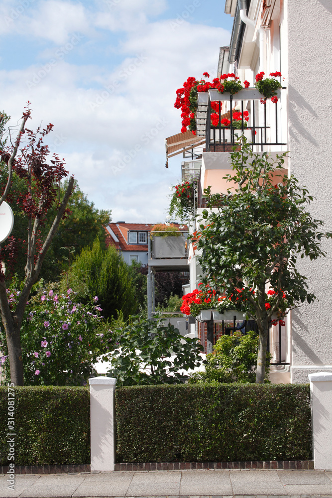 Balkone mit Blumenkästen, Häuserzeile, Reihenhäuser, Wohngebäude, Findorff, Bremen, Deutschland
