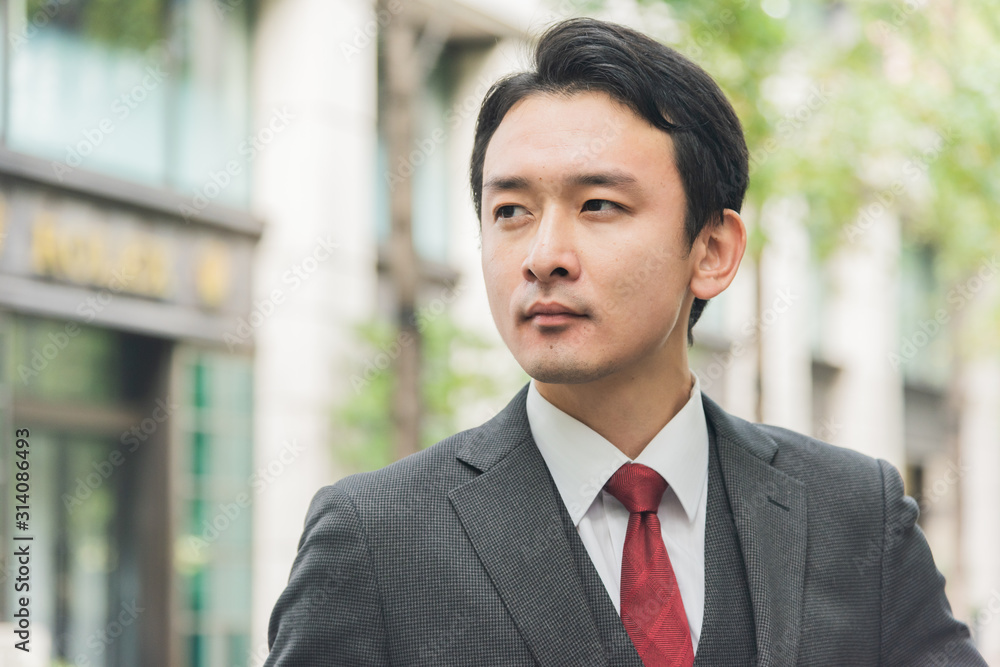スーツを着た若い男性 オフィス街 スーツを着た若い男性 オフィス街