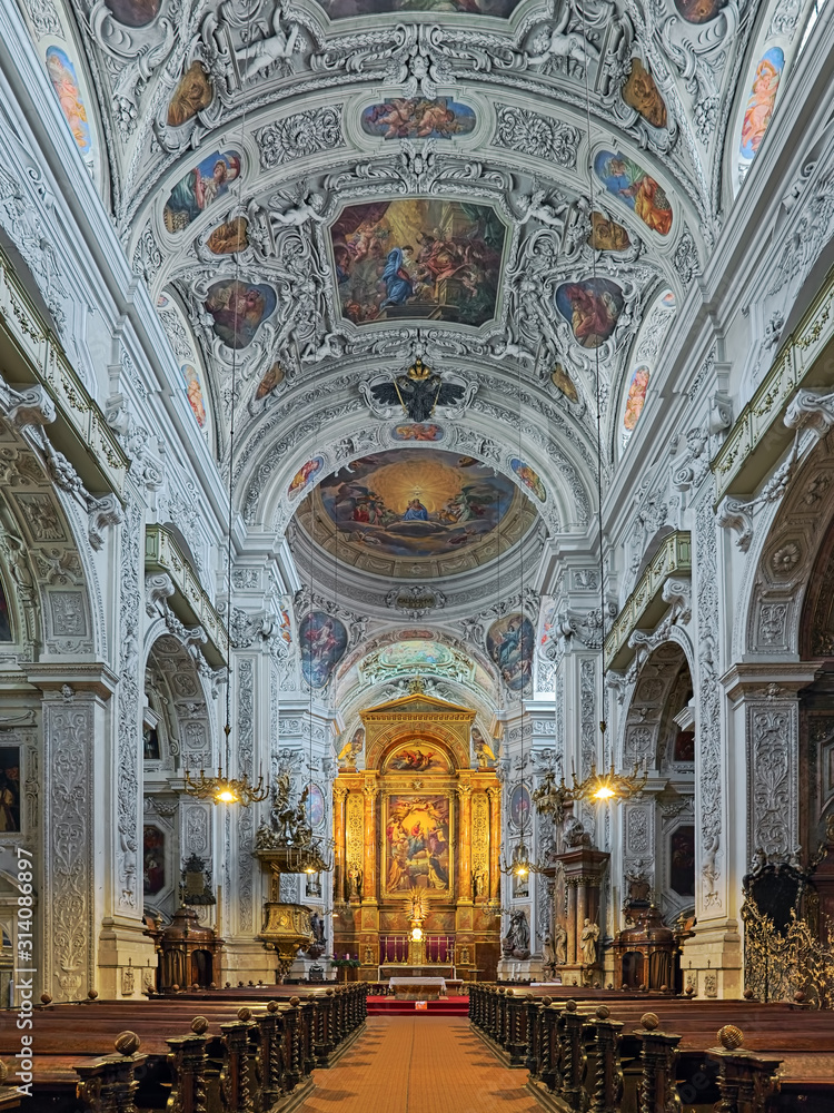 Obraz premium Interior of Dominican Church in Vienna, Austria. Also known as the Church of St. Maria Rotunda, it was built in 1631-1634 in early Baroque style.