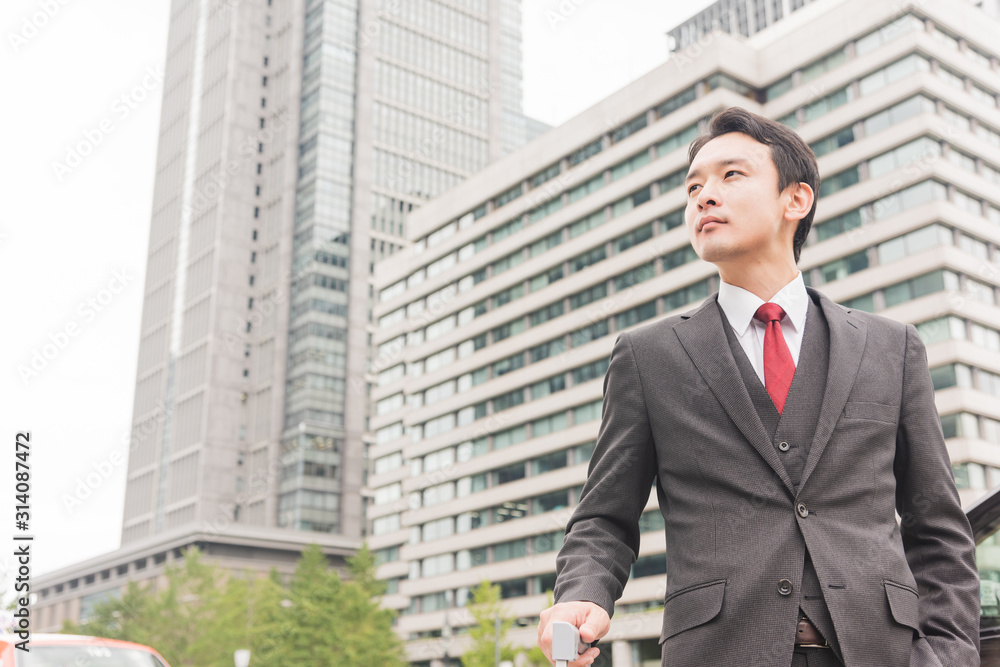 スーツを着た若い男性 オフィス街 スーツを着た若い男性 オフィス街