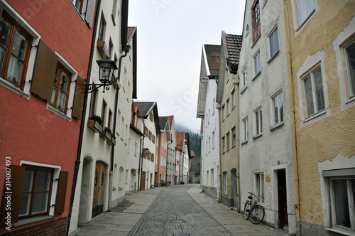 geschlossene Häuserzeile in Innenstadt von Füssen im Allgäu, Deutschland 