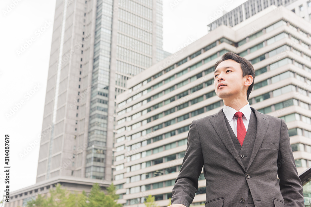 スーツを着た若い男性 オフィス街 スーツを着た若い男性 オフィス街