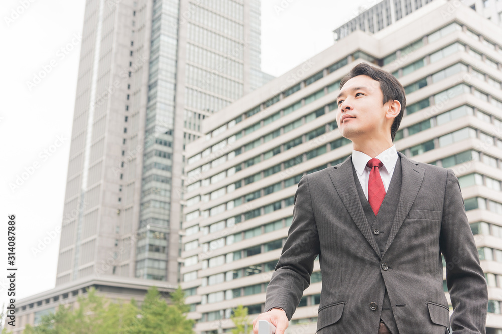 スーツを着た若い男性　オフィス街