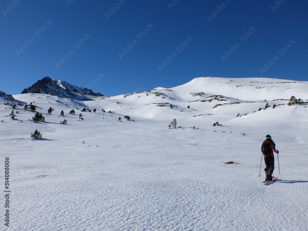 skieur de randonnée alpiniste en haute montagne en neige vers le Péric dans les pyrénées orientales