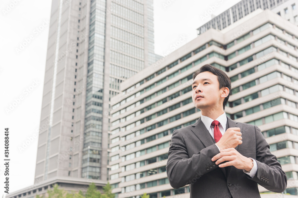 スーツを着た若い男性 オフィス街 スーツを着た若い男性 オフィス街