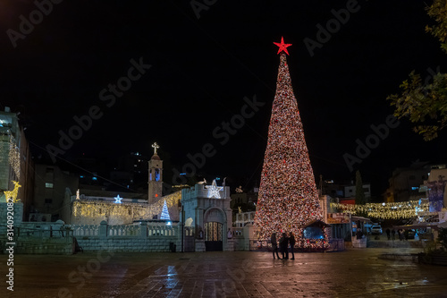 Foto Night view of a Christmas tree decorated for the celebration of Christmas in the