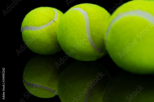 pelotas de tenis en fondo negro. © JOAOCDFREITAS