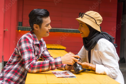 Canvas Print Travel Concept, Muslim Tourist Couple at Kuala Lumpur