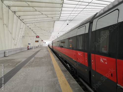 treno moderno alta velocità in stazione fermo