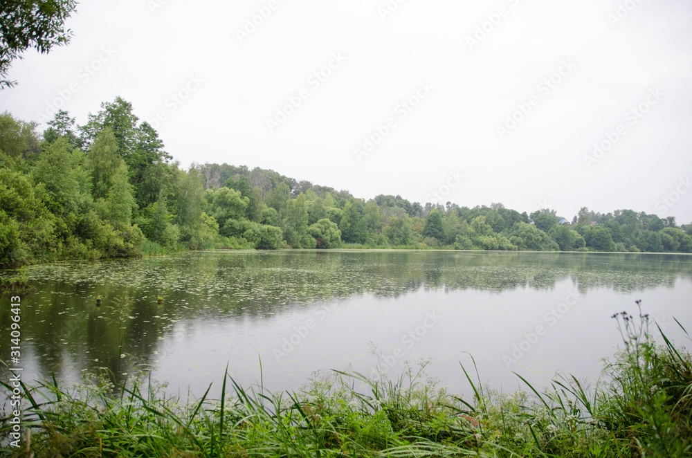 Obraz premium view of the reservoir in cloudy weather