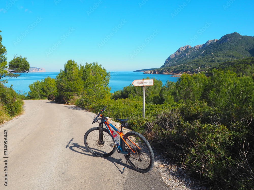 Fototapeta premium Mountainbike-Tour auf Mallorca