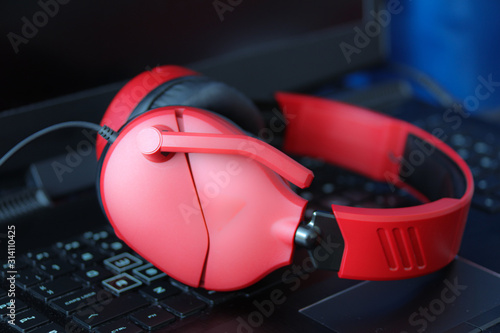 Obraz na płótnie red headset on the laptop, no visible logos or trademarks w salonie
