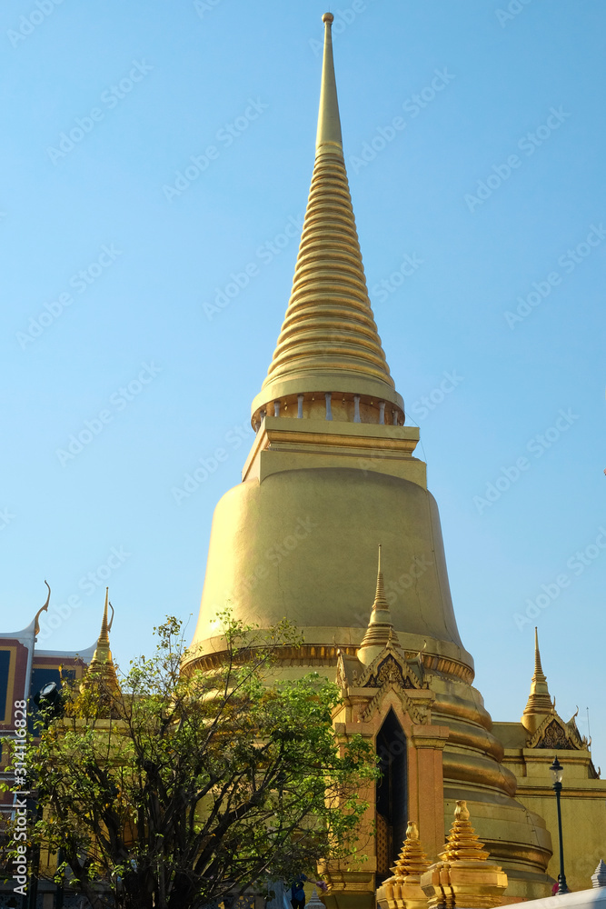 Naklejka premium Gilded conical tower in the temple of the Emerald Buddha.