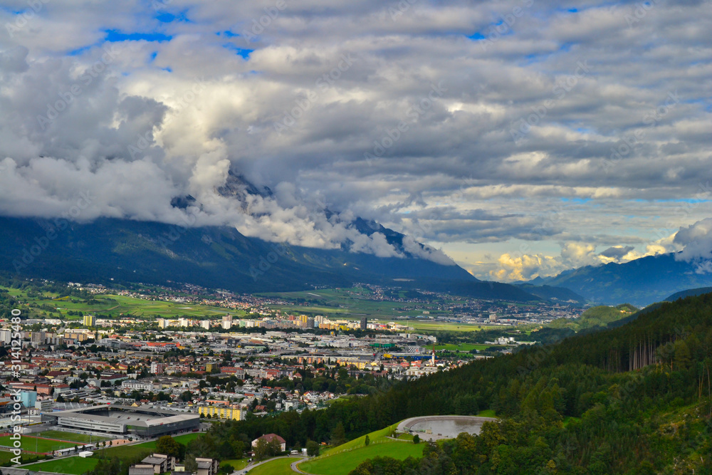 Monumentale Wolkenformation mit Blick ins Tal auf Innsbruck