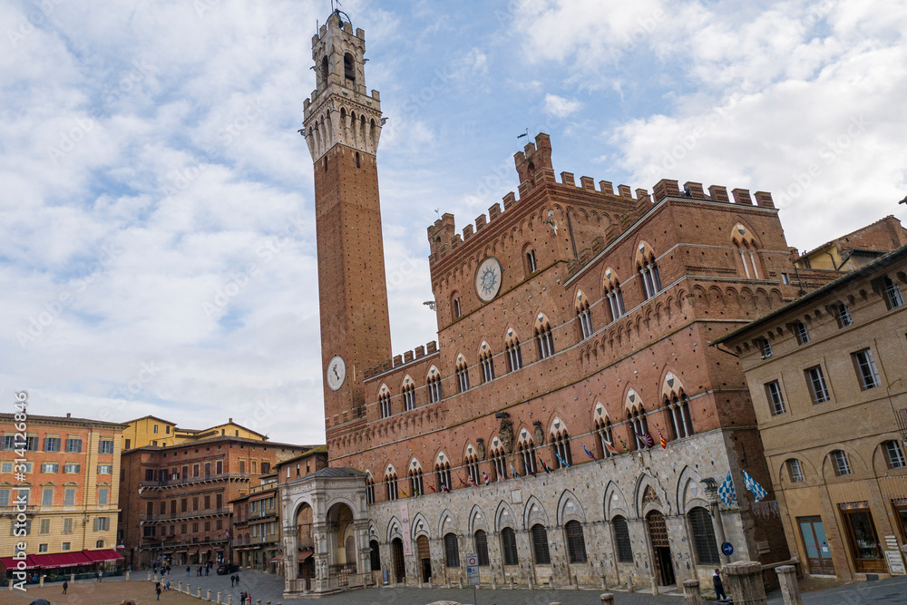 La Torre del Mangia, ubicada en la Piazza del Campo, es la torre cívica del Palazzo Pubblico. Construida en siglo XIV y con una altura de 88 metros, es la tercera Torre Medieval más alta de Italia.