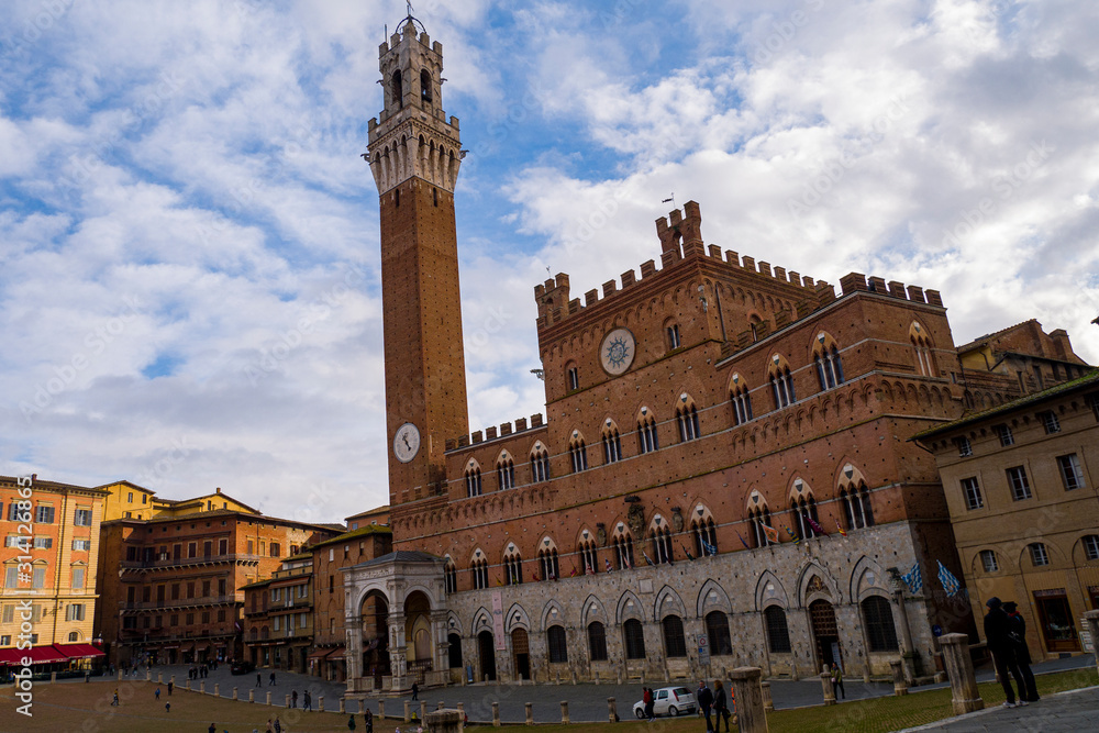 La Torre del Mangia, ubicada en la Piazza del Campo, es la torre cívica del Palazzo Pubblico. Construida en siglo XIV y con una altura de 88 metros, es la tercera Torre Medieval más alta de Italia.