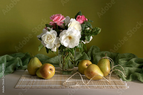 The bouquet of roses and pears