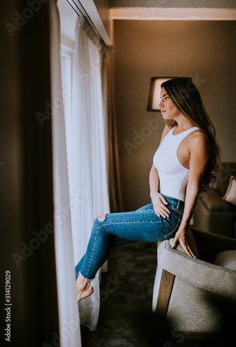 Beautiful young woman sitti...
