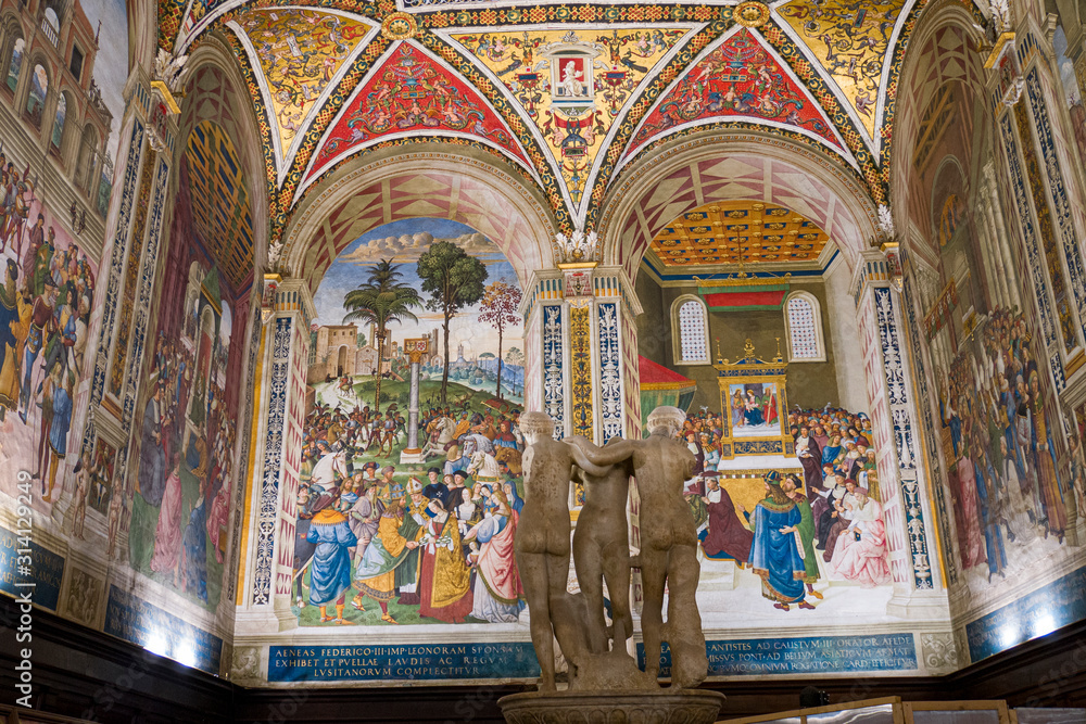 Biblioteca Piccolomini en la Catedral de Siena construida en 1492 completamente decorada con frescos de Pinturicchio, con la ayuda del boloñés Amico Aspertini y el joven Rafael Sanzio.