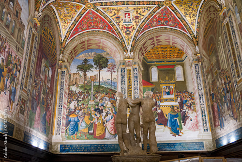 Biblioteca Piccolomini en la Catedral de Siena construida en 1492 completamente decorada con frescos de Pinturicchio, con la ayuda del boloñés Amico Aspertini y el joven Rafael Sanzio. photo